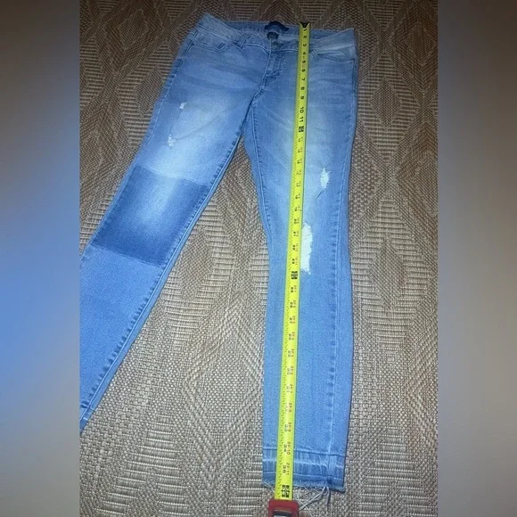 Cred NY Junior's Light Wash Denim Jeans, Distressed Skinny Jeans,Size 7 - Picture 7 of 8